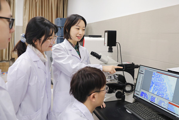 傅玲琳工作照2_副本.jpg 傅玲琳工作照2_副本.jpg